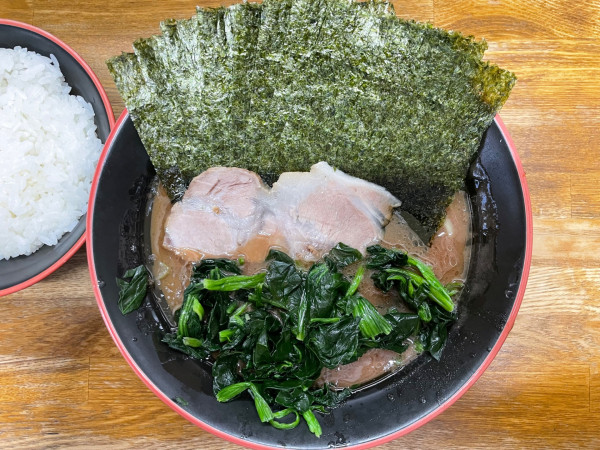 「のりほうれん草ラーメン ¥1050 ランチ無料ライス」@麺家 紫極の写真