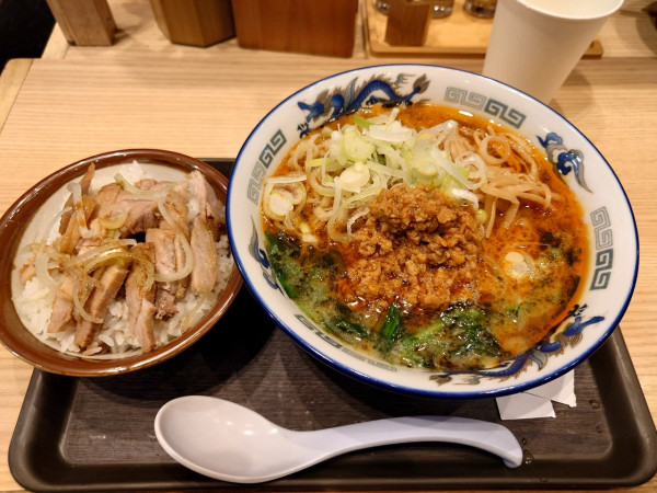 「赤辛ニラらーめん 焼豚めし」@舎鈴 北朝霞駅前店の写真