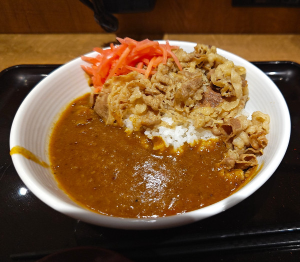 「肉だく牛魯珈カレー」@吉野家 小川町店の写真