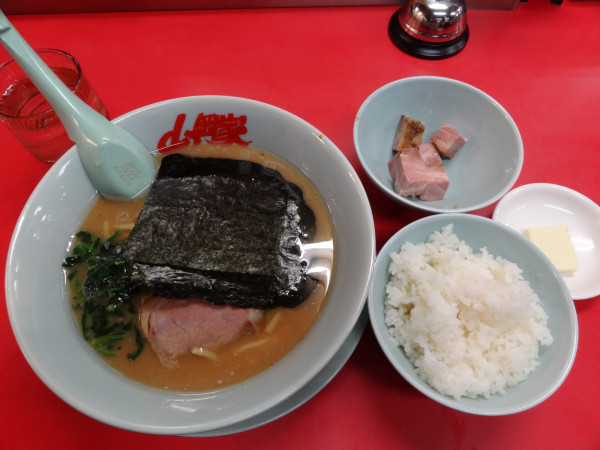 「醤油690円 小ライス160円」@山岡家 越谷レイクタウン店の写真