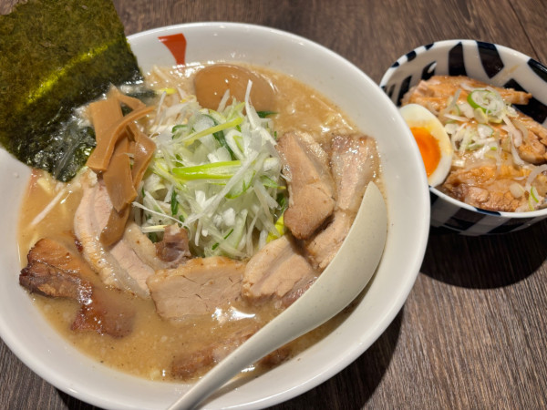 「特製塩らーめん中盛　チャーシュー丼」@ななほしの写真