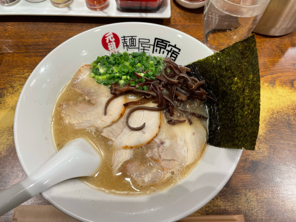 「白とんこつラーメン全のせ1,090円替え玉細麺150円」@元祖 麺屋 原宿 名古屋金山店の写真