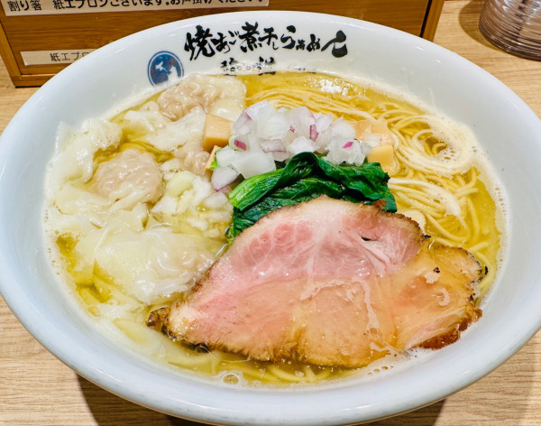 「【限定】淡麗煮干しワンタン入り中華そば【1250円】」@焼あご煮干しらぁめん 碧猫の写真