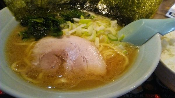 「家系醤油ラーメン 850円＋海苔 120円」@横浜家系らーめん 金壱家 市川店の写真