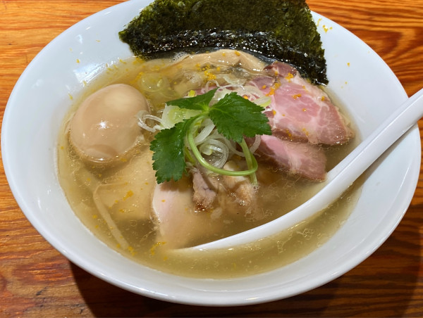 「特製塩ラーメン 柚子  イカ墨スパイシー和え玉」@麺や晴心の写真