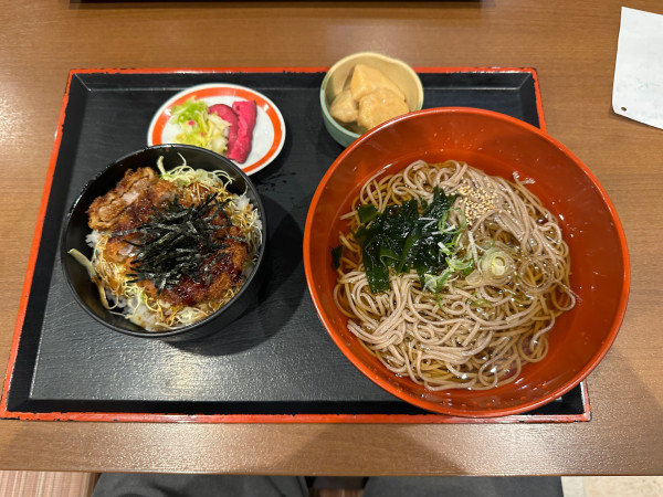 「本日のランチ②（ミニヒレソースかつ丼と冷たいそば）890円」@田舎料理しおんの写真