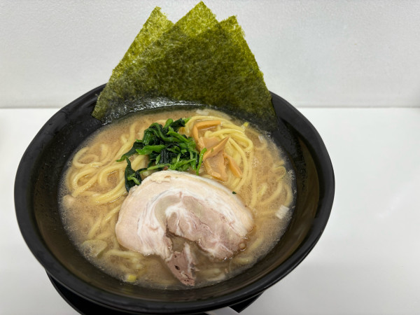 「豚骨醤油ラーメン（780円）＋麺大盛り（100円）」@小高屋 居酒屋の写真