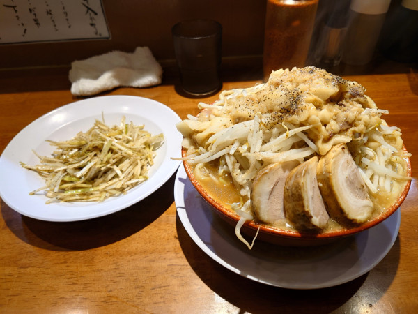 「大ラーメン  ネギ別皿  野菜マシ アブラマシマシ」@らーめん バリ男 大森店の写真