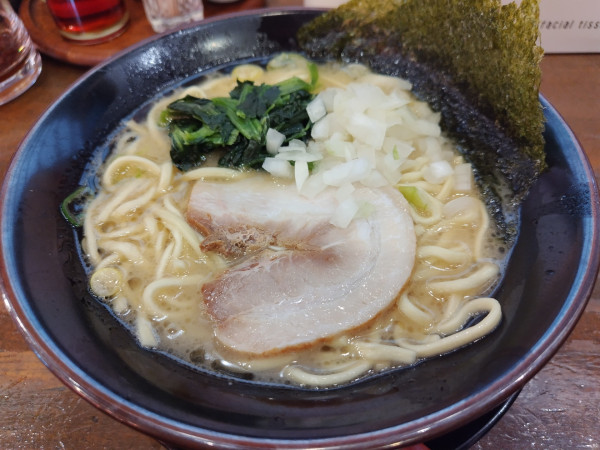 「家系ラーメン　醤油　※硬め　＋玉ねぎ：無料」@横浜家系ラーメン 千仁家 上田店の写真
