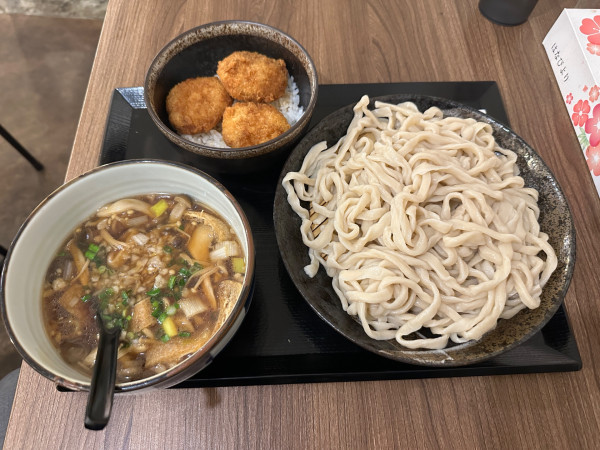 「キノコつけ汁うどん（大盛・茹で上げ後560g）1,100円」@上州濃厚激辛うどん 麺蔵の写真