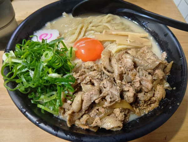 「塩肉玉そば大盛　肉増し50ｇ　無料ライス（お代り制限無）」@肉玉そばおとど 新宿2丁目店の写真