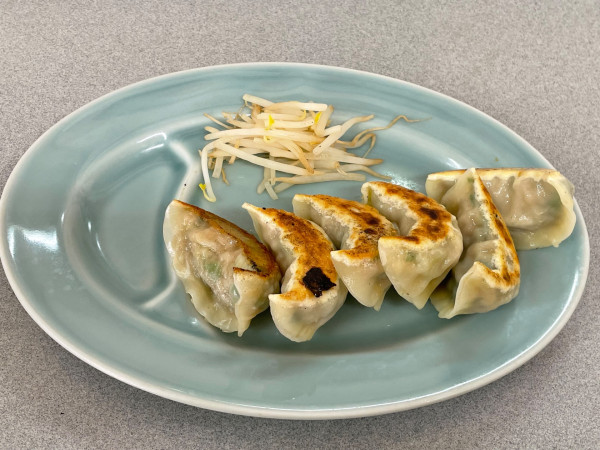 「餃子（６個）　￥３２０」@手打ちラーメン 三味の写真