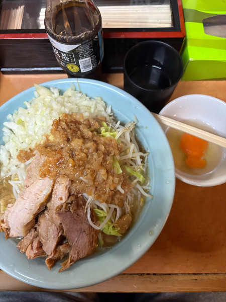 「小ラーメン200g 玉ねぎ生卵黒烏龍茶」@立川マシマシ ロイヤルスープの写真
