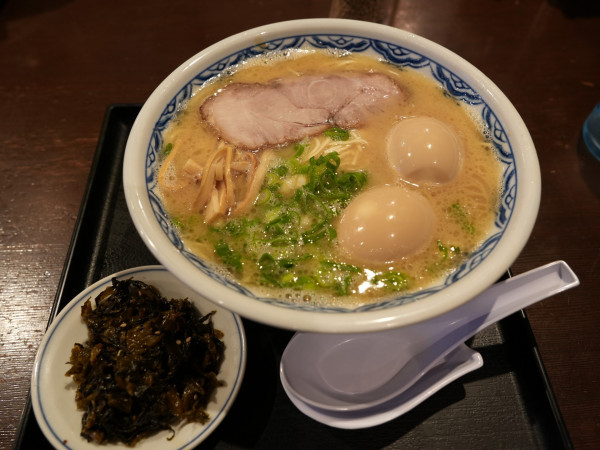 「博多らぁめん 粉落とし＋半熟味付玉子×2＋辛子高菜」@博多麺房 赤のれん 丸ビル店の写真