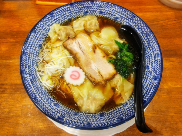 「丸鶏醤油肉ワンタン麺830円」@大鷹ラーメンの写真