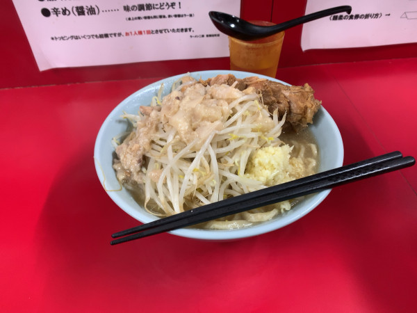 「ぶた入り」@ラーメン二郎 新宿歌舞伎町店の写真