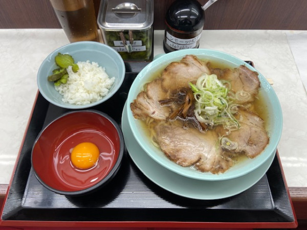 「中華そば＋生卵+めし1杯(小)」@新橋ニューともちんラーメン 神保町店の写真