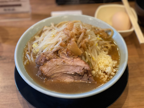 「ラーメン +生卵」@俺の生きる道 上野店の写真