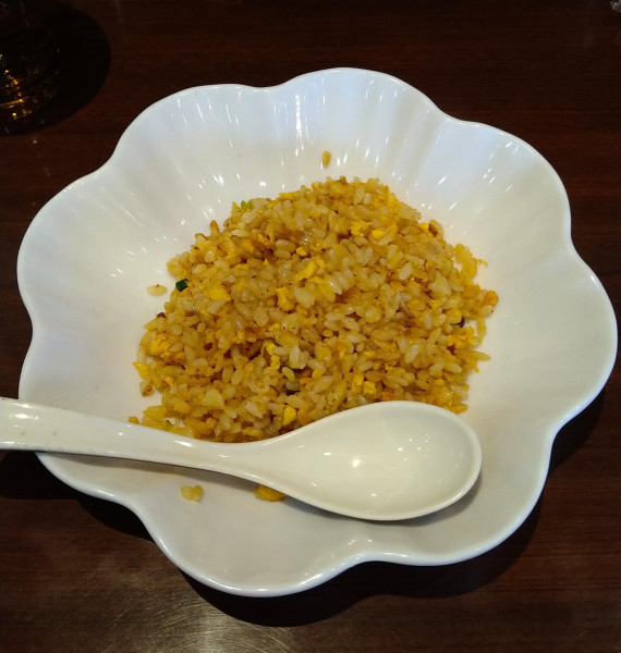 「麻辣刀削麺セット(チャーハン、唐揚げ付き) 930円」@長楽 高津波店の写真