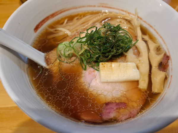 「ラーメン正油１０００円」@川の先の上の写真