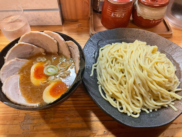 「つけ麺（大盛り）＋味玉チャーシュートッピング」@つけ麺屋 やすべえ 秋葉原店の写真