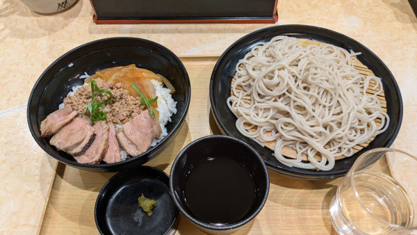 「【期間限定】鴨ステーキ丼～鴨そぼろと旨だれオニオン～」@小諸そば 九段下駅前店の写真
