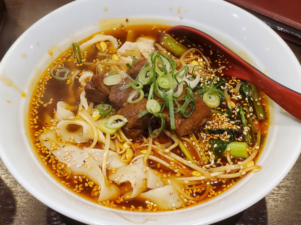 「麻辣牛肉刀削面」@裕華楼の写真