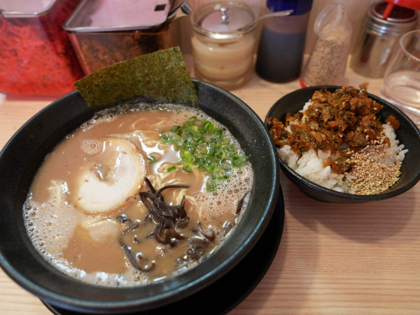 「らーめん 粉落とし＋ライス＋替え玉 粉落とし」@九州とんこつらーめん ひらさわの写真