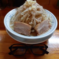 ラーメン(ニンニク少なめ・野菜多め・油多め)