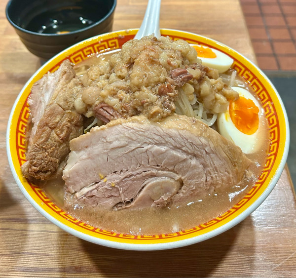 「ラーメン300g豚2枚ゆで卵 生卵 1150+80円」@えどもんどの写真