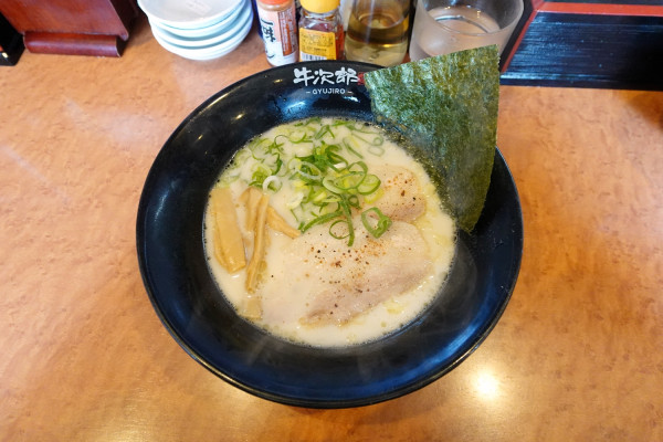 「牛骨ラーメン（麺硬め少なめ）￥８５０＋ゆず塩￥５０」@黒毛牛骨ラーメン 牛次郎の写真