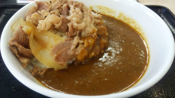 「肉だく牛魯珈カレー 839円」@𠮷野家 小岩北口店の写真