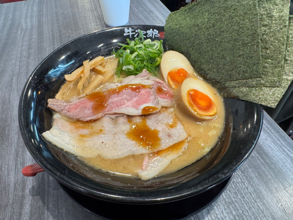 「特製牛骨ラーメン(醤油)」@麺屋 牛次郎の写真