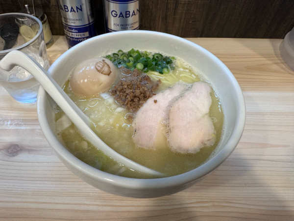 「鶏白湯ラーメン 大盛 味玉　880＋80＋100」@らーめん鶏の一の写真