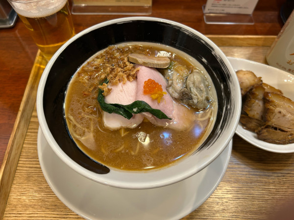 「牡蠣の赤味噌そば+煮豚チャーシュー」@麺処しろくろの写真
