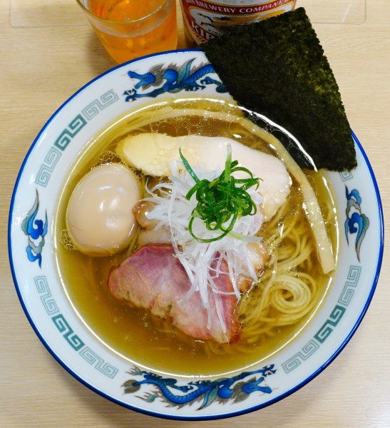 「特製鶏らぁめん（白醤油）＋瓶ビール（おつまみ付き）」@麺屋 いちょうの写真