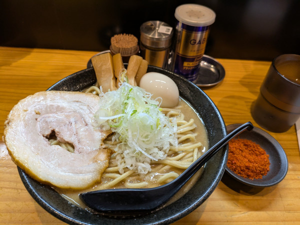 「ラーメン大盛り➕辛いやつ」@自家製麺TANGOの写真