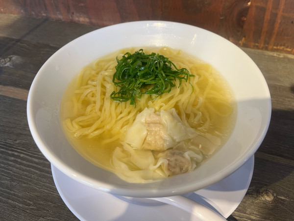 「しお麺 550円＋トッピング2種(わんたん•九条ネギ) 260円」@麺とご飯処 心海の写真