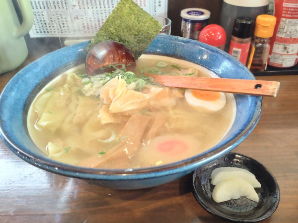 「ガリ塩ワンタンメン大盛」@元祖帯麺 梅田飯店の写真