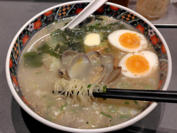 「あさりらーめん·煮玉子·サービスライス·しうまい2個」@らーめん 松富の写真