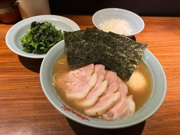 「チャーシュー麺大盛り、ほうれん草、味玉（多めの硬め）」@麺家市政の写真