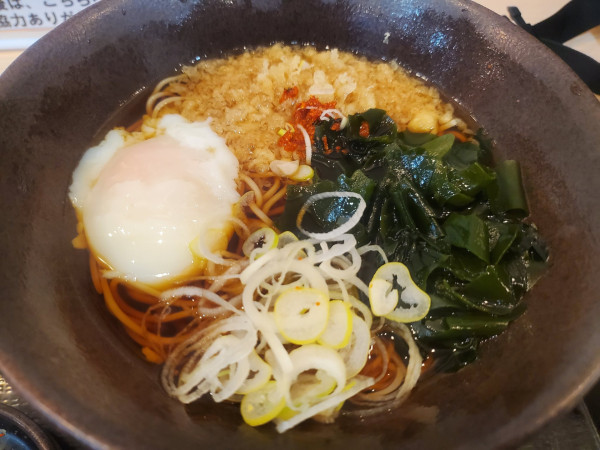 「朝そば・温玉・わかめ変更・温」@ゆで太郎 堺筋本町店の写真