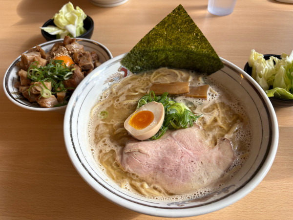 「濃厚豚骨らぁめん(醤油) + ミニチャーシュー丼」@淳之助製麺食堂の写真
