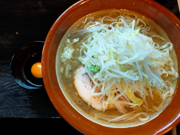 「小ラーメン1200円(大150円)+生卵70円」@豚星。の写真