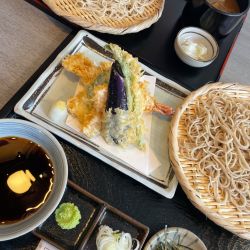 豚カレーせいろ税込1250 天ざる税込1600 生ビール