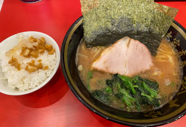 「ラーメン並　850円+食べ放題ライス100円」@横濱家系ラーメン 鈴木家の写真