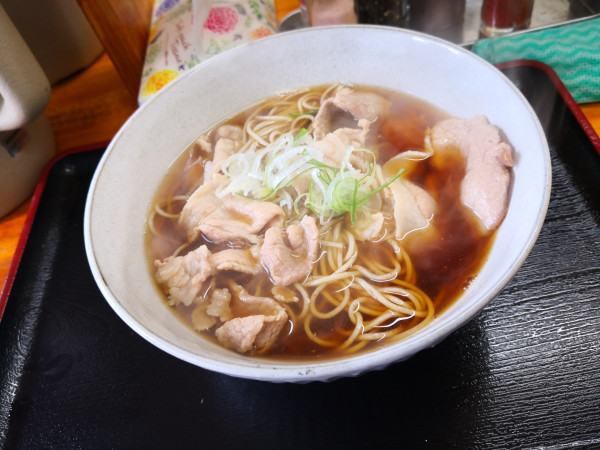 「肉そば（590円）」@立ちそば にはちの写真