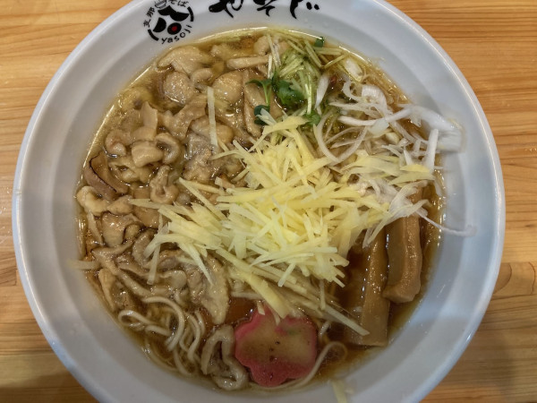 「生姜らぁ麺醤油+鶏皮」@支那そば やそじの写真