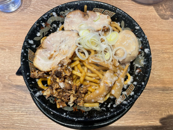 「爆盛油脂麺」@らーめん 平太周 吉祥寺店の写真