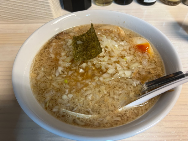 「こってり醤油らーめん、玉ねぎ増、たまご」@元祖敏々亭 びんびんの写真